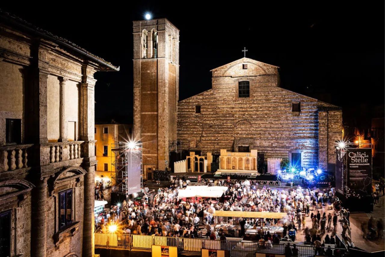 Piazza Grande affollata per la serata di Calici di Stelle